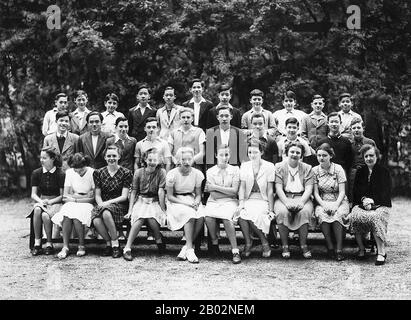 Das Lycée Albert-Sarraut war ein französisches lyceum in Hanoi, Vietnam, während der französischen Kolonialzeit. Es war eine von 69 Gymnasien, die von den Franzosen in ihren Kolonien weltweit gegründet wurden und nach Albert Sarraut benannt wurden. Die Schule bot Hochschulprogramme für Schüler im Alter zwischen 11 und 18 Jahren an. Stockfoto