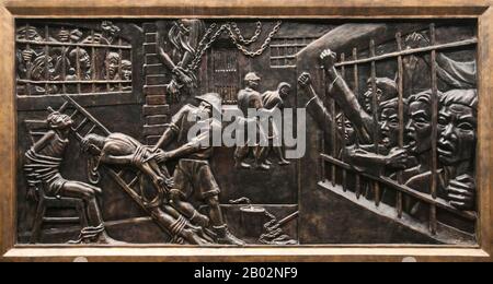 Vietnam: Basrelief, das Folter und Brutalität durch die französischen Kolonialisten im Gefängnis zeigt, Hoa Lo Gefängnismuseum (das alte französische Maison Centrale), Hanoi. Die französische Kolonialverwaltung baute 1896 das Hoa Lo Gefängnis. Ursprünglich sollten 450 Gefangene festgehalten werden, und in den 1930er Jahren war die Zahl der Inhaftierten auf fast 2.000 angestiegen, die politische Gefangene mit großer Mehrheit. Das Hoa Lo Gefängnis wurde während des Zweiten Indochina-Krieges als Ort der Inhaftierung für niedergeschlagene US-Piloten bekannt, die das Gefängnis ironischerweise „Hanoi Hilton“ nannten. Stockfoto