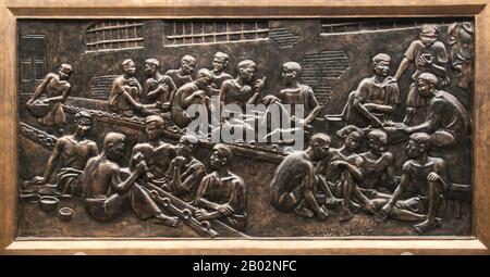 Vietnam: Basrelief, das Folter und Brutalität durch die französischen Kolonialisten im Gefängnis zeigt, Hoa Lo Gefängnismuseum (das alte französische Maison Centrale), Hanoi. Die französische Kolonialverwaltung baute 1896 das Hoa Lo Gefängnis. Ursprünglich sollten 450 Gefangene festgehalten werden, und in den 1930er Jahren war die Zahl der Inhaftierten auf fast 2.000 angestiegen, die politische Gefangene mit großer Mehrheit. Das Hoa Lo Gefängnis wurde während des Zweiten Indochina-Krieges als Ort der Inhaftierung für niedergeschlagene US-Piloten bekannt, die das Gefängnis ironischerweise „Hanoi Hilton“ nannten. Stockfoto