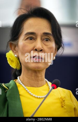Aung San Suu Kyi (* 19. Juni 1945) ist ein birmanischer Oppositionspolitiker und Generalsekretär der nationalen Liga für Demokratie. Bei den Parlamentswahlen 1990 wurde Suu Kyi zum Premierminister als Führer der siegreichen Partei National League for Democracy gewählt, die 59 % der Stimmen und 394 von 492 Sitzen gewann. Sie war jedoch bereits vor den Wahlen unter Hausarrest gestellt worden. Sie blieb bis 2010 fast 15 Jahre in Myanmar unter Hausarrest. Suu Kyi wurde 1990 mit dem Rafto-Preis und dem Sacharow-Preis für Gedankenfreiheit und 1991 mit dem Friedensnobelpreis ausgezeichnet. In Stockfoto