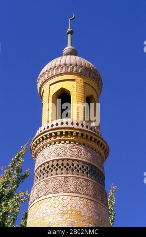 Die Id-Kah-Moschee (Uyghur: Héytgah Meschit, Chinesisch: Aitígǎěr) ist eine Moschee in Kaschgar, Xinjiang, in der westlichen Volksrepublik China. Sie ist die größte Moschee Chinas. Jeden Freitag beherbergt es fast 10.000 Anbeter und bietet Platz für bis zu 20.000 Personen. Die Moschee wurde von Saqsiz Mirza in Ca erbaut. 1442 (obwohl es ältere Strukturen aus dem Jahr 996 einbezog) und 16.800 Quadratmeter umfasst. Im Jahr 1933, am 9. August, tötete und enthauptete der chinesische muslimische General Ma Zhancang den Uigurenführer Timur Beg und stellte seinen Kopf auf einem Dorn in Der Id Kah Moschee dar. Im März 1934 wurde berichtet Stockfoto