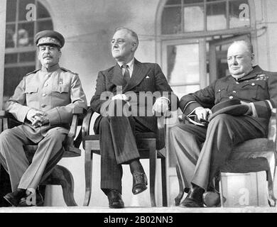 Die Teheran-Konferenz war ein Strategietreffen zwischen Joseph Stalin, Franklin D. Roosevelt und Winston Churchill vom 28. November bis 1. Dezember 1943. Sie fand in der sowjetischen Botschaft in Teheran, Iran statt und war die erste der zweiten Konferenzen, die zwischen allen "großen Drei" alliierten Führern (Sowjetunion, Vereinigte Staaten und Großbritannien) abgehalten wurden. Es folgte genau der Konferenz von Kairo, die am 22./26. November 1943 stattgefunden hatte, und ging den Konferenzen von Jutta und Potsdam 1945 voraus. Obwohl alle drei anwesenden Führungskräfte unterschiedliche Ziele erreicht haben, ist der Hauptteil der Führung Stockfoto
