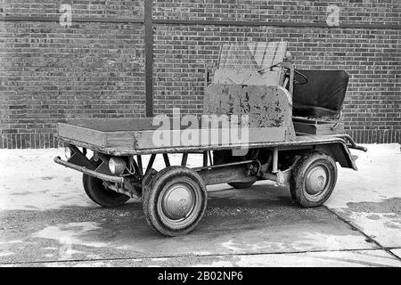 Der Volkswagen Plattenwagen wurde nie an die Öffentlichkeit verkauft und nur vom Volkswagenwerk Wolfsburg als Teile-Runabout genutzt. Als der niederländische Volkswagen-Importeur Ben Pon 1947 das Wolfsburger Werk besuchte, sah er einen Plattenwagen auf Basis des Volkswagen Käfers. Damit hatte er die Idee für ein Volkswagen-Nutzfahrzeug, das der zukünftige Volkswagen Transporter werden würde. Stockfoto