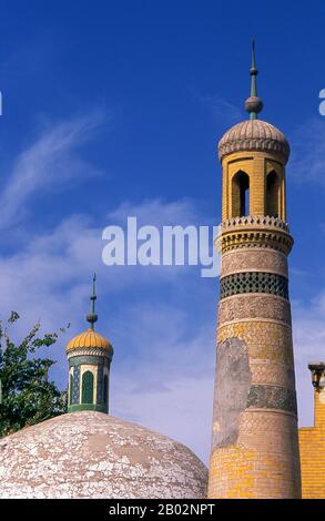 Die Id-Kah-Moschee (Uyghur: Héytgah Meschit, Chinesisch: Aitígǎěr) ist eine Moschee in Kaschgar, Xinjiang, in der westlichen Volksrepublik China. Sie ist die größte Moschee Chinas. Jeden Freitag beherbergt es fast 10.000 Anbeter und bietet Platz für bis zu 20.000 Personen. Die Moschee wurde von Saqsiz Mirza in Ca erbaut. 1442 (obwohl es ältere Strukturen aus dem Jahr 996 einbezog) und 16.800 Quadratmeter umfasst. Im Jahr 1933, am 9. August, tötete und enthauptete der chinesische muslimische General Ma Zhancang den Uigurenführer Timur Beg und stellte seinen Kopf auf einem Dorn in Der Id Kah Moschee dar. Im März 1934 wurde berichtet Stockfoto