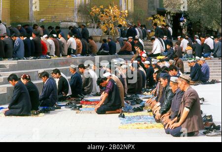 Die Id-Kah-Moschee (Uyghur: Héytgah Meschit, Chinesisch: Aitígǎěr) ist eine Moschee in Kaschgar, Xinjiang, in der westlichen Volksrepublik China. Sie ist die größte Moschee Chinas. Jeden Freitag beherbergt es fast 10.000 Anbeter und bietet Platz für bis zu 20.000 Personen. Die Moschee wurde von Saqsiz Mirza in Ca erbaut. 1442 (obwohl es ältere Strukturen aus dem Jahr 996 einbezog) und 16.800 Quadratmeter umfasst. Im Jahr 1933, am 9. August, tötete und enthauptete der chinesische muslimische General Ma Zhancang den Uigurenführer Timur Beg und stellte seinen Kopf auf einem Dorn in Der Id Kah Moschee dar. Im März 1934 wurde berichtet Stockfoto