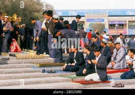 Die Id-Kah-Moschee (Uyghur: Héytgah Meschit, Chinesisch: Aitígǎěr) ist eine Moschee in Kaschgar, Xinjiang, in der westlichen Volksrepublik China. Sie ist die größte Moschee Chinas. Jeden Freitag beherbergt es fast 10.000 Anbeter und bietet Platz für bis zu 20.000 Personen. Die Moschee wurde von Saqsiz Mirza in Ca erbaut. 1442 (obwohl es ältere Strukturen aus dem Jahr 996 einbezog) und 16.800 Quadratmeter umfasst. Im Jahr 1933, am 9. August, tötete und enthauptete der chinesische muslimische General Ma Zhancang den Uigurenführer Timur Beg und stellte seinen Kopf auf einem Dorn in Der Id Kah Moschee dar. Im März 1934 wurde berichtet Stockfoto