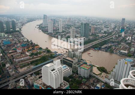 Obwohl Bangkok seit Hunderten von Jahren eine wichtige Stadt ist, saß es am Rande des Chao-Phraya-Flusses zwischen der antiken Hauptstadt Ayutthaya im Norden und dem Meer im Süden. Erst nach einer Reihe von Königreichen und Einfällen in den Regionen im Norden entwickelte sich Bangkok zu dem, was es heute ist. Die Geschichte Bangkoks beginnt im äußersten Norden Thailands. Der Boden, aus dem nun hohe Gebäude hervorsprießen, bot einst für Reis Sostenanz. Damals, noch vor 1.500 Jahren, lag das Gelände der zukünftigen Hauptstadt unter den Gewässern des Ozeans. Jede Monsunzeit, Stockfoto