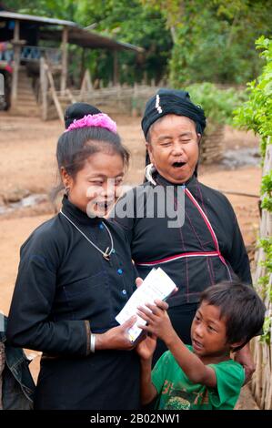 Die Enn (auch Ann oder eng genannt) gehören zur Mon-Khmer-Sprachgruppe und sind nur in wenigen Dörfern im Norden und Westen von Kyaing Tong (Kengtung) im Shan hils of Shan State zu finden. Sie leben seit Jahrhunderten in diesen Hügeln. Die Enn sind mit ihren nahen Nachbarn, der Wa, Palaung und Loi verwandt und sind meist Animatoren und Buddhisten, obwohl einige wenige zum Christenthum bekehrt wurden. Ein prägendes Merkmal der Enn-Frauen sind ihre schwarzen Zähne, die durch die Verwendung eines schwarzen Lippenstifts aus verkohlter Baumwurzel und Rinde verursacht werden. Stockfoto