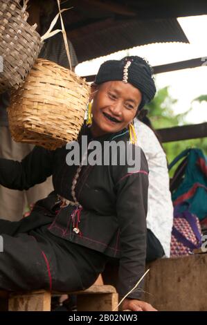 Die Enn (auch Ann oder eng genannt) gehören zur Mon-Khmer-Sprachgruppe und sind nur in wenigen Dörfern im Norden und Westen von Kyaing Tong (Kengtung) im Shan hils of Shan State zu finden. Sie leben seit Jahrhunderten in diesen Hügeln. Die Enn sind mit ihren nahen Nachbarn, der Wa, Palaung und Loi verwandt und sind meist Animatoren und Buddhisten, obwohl einige wenige zum Christenthum bekehrt wurden. Ein prägendes Merkmal der Enn-Frauen sind ihre schwarzen Zähne, die durch die Verwendung eines schwarzen Lippenstifts aus verkohlter Baumwurzel und Rinde verursacht werden. Stockfoto