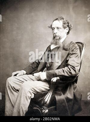 Charles John Huffam Dickens (7. Februar 1812 - 9. Juni 1870) war ein englischer Schriftsteller und Gesellschaftskritiker. Er schuf einige der bekanntesten fiktiven Figuren der Welt und gilt allgemein als der größte Romanautor der viktorianischen Zeit. Während seines Lebens erfreuten sich seine Werke einer beispiellosen Popularität, und bis zum zwanzigsten Jahrhundert wurde er von Kritikern und Gelehrten weithin als literarisches Genie angesehen. Seine Romane und Kurzgeschichten sind weiterhin weit verbreitet. Dickens wurde im englischen Portsmouth geboren und musste die Schule verlassen, um in einer Fabrik zu arbeiten, als sein Vater ins Schuldnergefängnis geworfen wurde. Altho Stockfoto