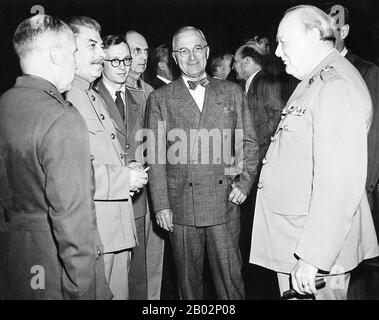 Die Potsdamer Konferenz fand vom 17. Juli bis 2. August 1945 im besetzten Potsdam statt. Teilnehmer waren die Sowjetunion, Großbritannien und die Vereinigten Staaten. Die drei Gewalten wurden von Generalsekretär der Kommunistischen Partei Joseph Stalin, Premierminister Winston Churchill und später von Clement Attlee sowie Präsident Harry S. Truman vertreten. Stalin, Churchill und Truman sowie Attlee, die an der Seite von Churchill teilnahmen, während sie auf das Ergebnis der Parlamentswahlen von 1945 warteten, und dann nach der Niederlage der Labour-Partei gegen die Konservativen Churchill als Premierminister absetzten Stockfoto