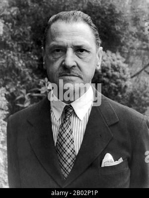 William Somerset Maugham (25. Januar 1874 - 16. Dezember 1965) war ein britischer Dramatiker, Romanautor und Kurzgeschichtenautor. Er gehörte zu den beliebtesten Schriftstellern seiner Epoche und ist damit der höchstbezahlte Autor in den 1930er Jahren. Zu seinen Kurzgeschichten zählen die, die sich mit dem Leben westlicher, meist britischer, Kolonisten im Fernen Osten beschäftigen, zu den denkwürdigsten. Sie drücken typischerweise die emotionale Last aus, die die Kolonisten durch ihre Isolation tragen. Als besonders bemerkenswert gelten "Rain", "Footprints in the Jungle" und "The Outstation". Maugham war einer der bedeutendsten Reiseschriftsteller von t Stockfoto