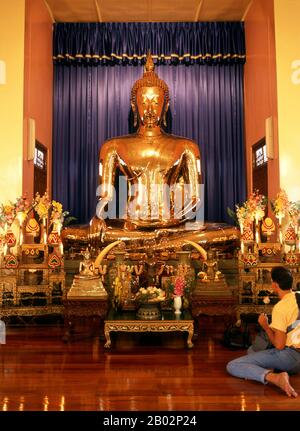 Thailand: Der Goldene Buddha (Phra Phuttha Maha Suwan Patimakon), der weltweit größte Buddha aus massivem Gold, Wat Traimit (Wat Trimit), Bangkok. Wat Traimit ist ein thailändischer buddhistischer Tempel in der Chinatown Gegend von Bangkok. Es ist vor allem bekannt für die weltweit größte Buddha-Figur aus massivem Gold, die Phra Phuttha Maha Suwanna Patimakon. Das Bild ist auch die größte goldene Statue aller Art auf der Welt. Stockfoto