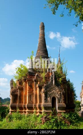 Nyaung Ohak und die Shwe Indein Pagode sind Sammlungen buddhistischer Stupas aus dem 17. Und 18. Jahrhundert. Der Inle Lake ist ein Süßwassersee, der in der Nyaungshwe Township des Taunggyi Distrikts Shan State, einem Teil der Shan Hills in Myanmar (Birma), liegt. Er ist der zweitgrößte See in Myanmar mit einer geschätzten Fläche von 44,9 Quadratmeilen (116 km2) und einer der höchsten mit einer Höhe von 2.900 Fuß (880 m). Die Menschen des Inle Lake (Intha genannt), davon etwa 70.000, leben in vier an den See grenzenden Städten, in zahlreichen kleinen Dörfern am Ufer des Sees und am See Stockfoto