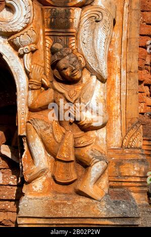 Die Shwe Indein Pagode ist eine Sammlung buddhistischer Stupas aus dem 17. Und 18. Jahrhundert. Der Inle Lake ist ein Süßwassersee, der in der Nyaungshwe Township des Taunggyi Distrikts Shan State, einem Teil der Shan Hills in Myanmar (Birma), liegt. Er ist der zweitgrößte See in Myanmar mit einer geschätzten Fläche von 44,9 Quadratmeilen (116 km2) und einer der höchsten mit einer Höhe von 2.900 Fuß (880 m). Die etwa 70.000 Einwohner des Inle Lake (Intha genannt) leben in vier an den See grenzenden Städten, in zahlreichen kleinen Dörfern am Ufer des Sees und am See selbst. Das gesamte Stockfoto