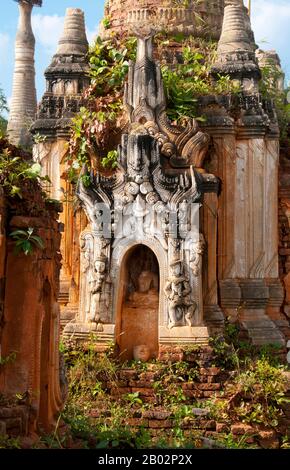 Die Shwe Indein Pagode ist eine Sammlung buddhistischer Stupas aus dem 17. Und 18. Jahrhundert. Der Inle Lake ist ein Süßwassersee, der in der Nyaungshwe Township des Taunggyi Distrikts Shan State, einem Teil der Shan Hills in Myanmar (Birma), liegt. Er ist der zweitgrößte See in Myanmar mit einer geschätzten Fläche von 44,9 Quadratmeilen (116 km2) und einer der höchsten mit einer Höhe von 2.900 Fuß (880 m). Die etwa 70.000 Einwohner des Inle Lake (Intha genannt) leben in vier an den See grenzenden Städten, in zahlreichen kleinen Dörfern am Ufer des Sees und am See selbst. Das gesamte Stockfoto