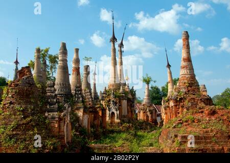 Die Shwe Indein Pagode ist eine Sammlung buddhistischer Stupas aus dem 17. Und 18. Jahrhundert. Der Inle Lake ist ein Süßwassersee, der in der Nyaungshwe Township des Taunggyi Distrikts Shan State, einem Teil der Shan Hills in Myanmar (Birma), liegt. Er ist der zweitgrößte See in Myanmar mit einer geschätzten Fläche von 44,9 Quadratmeilen (116 km2) und einer der höchsten mit einer Höhe von 2.900 Fuß (880 m). Die etwa 70.000 Einwohner des Inle Lake (Intha genannt) leben in vier an den See grenzenden Städten, in zahlreichen kleinen Dörfern am Ufer des Sees und am See selbst. Das gesamte Stockfoto