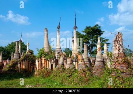 Die Shwe Indein Pagode ist eine Sammlung buddhistischer Stupas aus dem 17. Und 18. Jahrhundert. Der Inle Lake ist ein Süßwassersee, der in der Nyaungshwe Township des Taunggyi Distrikts Shan State, einem Teil der Shan Hills in Myanmar (Birma), liegt. Er ist der zweitgrößte See in Myanmar mit einer geschätzten Fläche von 44,9 Quadratmeilen (116 km2) und einer der höchsten mit einer Höhe von 2.900 Fuß (880 m). Die etwa 70.000 Einwohner des Inle Lake (Intha genannt) leben in vier an den See grenzenden Städten, in zahlreichen kleinen Dörfern am Ufer des Sees und am See selbst. Das gesamte Stockfoto