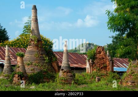 Die Shwe Indein Pagode ist eine Sammlung buddhistischer Stupas aus dem 17. Und 18. Jahrhundert. Der Inle Lake ist ein Süßwassersee, der in der Nyaungshwe Township des Taunggyi Distrikts Shan State, einem Teil der Shan Hills in Myanmar (Birma), liegt. Er ist der zweitgrößte See in Myanmar mit einer geschätzten Fläche von 44,9 Quadratmeilen (116 km2) und einer der höchsten mit einer Höhe von 2.900 Fuß (880 m). Die etwa 70.000 Einwohner des Inle Lake (Intha genannt) leben in vier an den See grenzenden Städten, in zahlreichen kleinen Dörfern am Ufer des Sees und am See selbst. Das gesamte Stockfoto