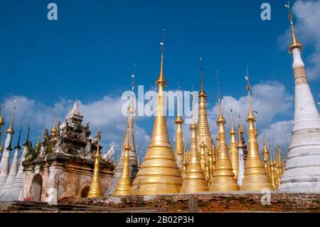 Die Shwe Indein Pagode ist eine Sammlung buddhistischer Stupas aus dem 17. Und 18. Jahrhundert. Der Inle Lake ist ein Süßwassersee, der in der Nyaungshwe Township des Taunggyi Distrikts Shan State, einem Teil der Shan Hills in Myanmar (Birma), liegt. Er ist der zweitgrößte See in Myanmar mit einer geschätzten Fläche von 44,9 Quadratmeilen (116 km2) und einer der höchsten mit einer Höhe von 2.900 Fuß (880 m). Die etwa 70.000 Einwohner des Inle Lake (Intha genannt) leben in vier an den See grenzenden Städten, in zahlreichen kleinen Dörfern am Ufer des Sees und am See selbst. Das gesamte Stockfoto