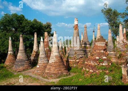 Die Shwe Indein Pagode ist eine Sammlung buddhistischer Stupas aus dem 17. Und 18. Jahrhundert. Der Inle Lake ist ein Süßwassersee, der in der Nyaungshwe Township des Taunggyi Distrikts Shan State, einem Teil der Shan Hills in Myanmar (Birma), liegt. Er ist der zweitgrößte See in Myanmar mit einer geschätzten Fläche von 44,9 Quadratmeilen (116 km2) und einer der höchsten mit einer Höhe von 2.900 Fuß (880 m). Die etwa 70.000 Einwohner des Inle Lake (Intha genannt) leben in vier an den See grenzenden Städten, in zahlreichen kleinen Dörfern am Ufer des Sees und am See selbst. Das gesamte Stockfoto