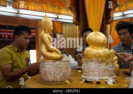 Die Phaung Daw Oo Pagode ist berühmt für ihre fünf kleinen vergoldeten Buddha-Bilder, die regelmäßig mit Blattgold bedeckt wurden, bis die ursprüngliche Form nicht mehr sichtbar ist. Die Bilder sollen vermutlich von König Alaungsithu (1089 - 1167) hierher gebracht worden sein. Der Inle Lake (116 km2) ist flach, lang, kristallklar und ruhig. Hier leben die Intha-Menschen, die auf beiden Seiten von hohen Hügeln eingehüftet sind. Die Intha-Männer sind dafür berühmt, dass sie mit einem Bein aufstehen, während sie mit hohen, konischen fallen für Inle-Karpfen und den anderen, kleineren Fischen, mit denen der See schwärmt, angeln. Die Intha Stockfoto