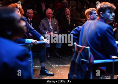 Der Prince of Wales und Gregory Doran (rechts), Künstlerischer Leiter der Royal Shakespeare Company (RSC), die eine Aufführung des Boy in the Dress im RSC in Stratford-upon-Avon während einer Tour durch Warwickshire und die West Midlands beobachten. Stockfoto