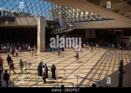 Unterhalb der Louvre Pyramide Stockfoto