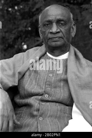 Vallabhbhai Jhaverbhai Patel (31. Oktober 1875 - 15. Dezember 1950) war ein indischer Barrister und Staatsmann, einer der Führer des Indischen Nationalkongresses und einer der Gründerväter der Republik Indien. Er war ein sozialer Führer, der eine führende Rolle im Kampf für die Unabhängigkeit des Landes spielte und seine Integration in eine vereinigte, unabhängige Nation lenkte. In Indien und anderswo wurde er oft als Sardar angesprochen, was Chief in Hindi, Urdu und Persisch bedeutet. Stockfoto
