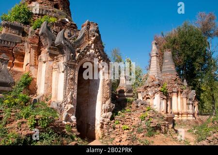 Die Shwe Indein Pagode ist eine Sammlung buddhistischer Stupas aus dem 17. Und 18. Jahrhundert. Der Inle Lake ist ein Süßwassersee, der in der Nyaungshwe Township des Taunggyi Distrikts Shan State, einem Teil der Shan Hills in Myanmar (Birma), liegt. Er ist der zweitgrößte See in Myanmar mit einer geschätzten Fläche von 44,9 Quadratmeilen (116 km2) und einer der höchsten mit einer Höhe von 2.900 Fuß (880 m). Die etwa 70.000 Einwohner des Inle Lake (Intha genannt) leben in vier an den See grenzenden Städten, in zahlreichen kleinen Dörfern am Ufer des Sees und am See selbst. Das gesamte Stockfoto