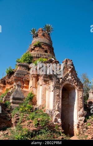 Die Shwe Indein Pagode ist eine Sammlung buddhistischer Stupas aus dem 17. Und 18. Jahrhundert. Der Inle Lake ist ein Süßwassersee, der in der Nyaungshwe Township des Taunggyi Distrikts Shan State, einem Teil der Shan Hills in Myanmar (Birma), liegt. Er ist der zweitgrößte See in Myanmar mit einer geschätzten Fläche von 44,9 Quadratmeilen (116 km2) und einer der höchsten mit einer Höhe von 2.900 Fuß (880 m). Die etwa 70.000 Einwohner des Inle Lake (Intha genannt) leben in vier an den See grenzenden Städten, in zahlreichen kleinen Dörfern am Ufer des Sees und am See selbst. Das gesamte Stockfoto