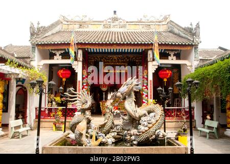 Die Versammlungshalle der kantonesischen chinesischen Gemeinde (Quang Trieu) wurde ursprünglich im Jahr 1885 erbaut. Die kleine, aber historische Stadt Hoi An liegt am Fluss Thu Bon 30 km südlich von Danang. Während der Zeit der Herren von Nguyen (1558 - 1707) und sogar unter den ersten Kaisern von Nguyen war Hoi An - damals Faifo genannt - ein wichtiger Hafen, der regelmäßig von der Schifffahrt aus Europa und dem ganzen Osten besucht wurde. Ende des 19. Jahrhunderts hatten sich die Verseierung des Flusses Thu Bon und die Entwicklung des nahen Danang zu einem Rückwasser von Hoi An zusammengeschlossen. Diese Undurchsichtigkeit rettete die Stadt vor Serio Stockfoto