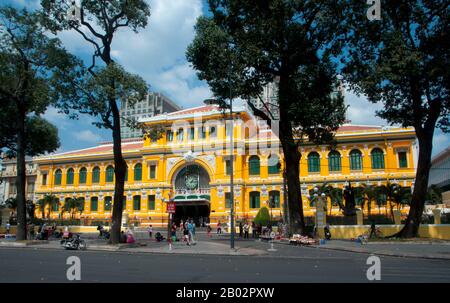 Saigons General Post Office, neben der Kathedrale Notre Dame, wurde in den Jahren zwischen den Jahren zwischen dem Jahr 1886 und dem Jahr 1891 erbaut. Das von Gustave Eiffel (Berühmtheit des Eiffelturms) entworfene gewölbte Innere erinnert an einen europäischen Bahnhof aus dem 19. Jahrhundert. Der ehemalige Kaiser Bảo Đại machte Saigon 1949 mit sich selbst zur Hauptstadt des Staates Vietnam. Nachdem die Việt Minh 1954 die Kontrolle über Nordvietnamesen erlangt hatte, wurde es üblich, die Regierung Saigon als "Südvietnamesen" zu bezeichnen. Die Regierung wurde in Republik Vietnam umbenannt, als Bảo Đại von seiner Premierministerin Ngo Dinh Diem in betrügerischer Absicht abgesetzt wurde Stockfoto