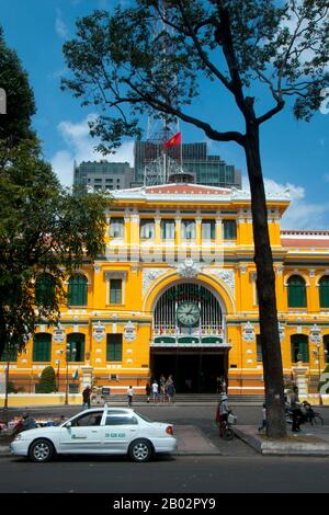 Saigons General Post Office, neben der Kathedrale Notre Dame, wurde in den Jahren zwischen den Jahren zwischen dem Jahr 1886 und dem Jahr 1891 erbaut. Das von Gustave Eiffel (Berühmtheit des Eiffelturms) entworfene gewölbte Innere erinnert an einen europäischen Bahnhof aus dem 19. Jahrhundert. Der ehemalige Kaiser Bảo Đại machte Saigon 1949 mit sich selbst zur Hauptstadt des Staates Vietnam. Nachdem die Việt Minh 1954 die Kontrolle über Nordvietnamesen erlangt hatte, wurde es üblich, die Regierung Saigon als "Südvietnamesen" zu bezeichnen. Die Regierung wurde in Republik Vietnam umbenannt, als Bảo Đại von seiner Premierministerin Ngo Dinh Diem in betrügerischer Absicht abgesetzt wurde Stockfoto