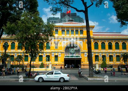 Saigons General Post Office, neben der Kathedrale Notre Dame, wurde in den Jahren zwischen den Jahren zwischen dem Jahr 1886 und dem Jahr 1891 erbaut. Das von Gustave Eiffel (Berühmtheit des Eiffelturms) entworfene gewölbte Innere erinnert an einen europäischen Bahnhof aus dem 19. Jahrhundert. Der ehemalige Kaiser Bảo Đại machte Saigon 1949 mit sich selbst zur Hauptstadt des Staates Vietnam. Nachdem die Việt Minh 1954 die Kontrolle über Nordvietnamesen erlangt hatte, wurde es üblich, die Regierung Saigon als "Südvietnamesen" zu bezeichnen. Die Regierung wurde in Republik Vietnam umbenannt, als Bảo Đại von seiner Premierministerin Ngo Dinh Diem in betrügerischer Absicht abgesetzt wurde Stockfoto