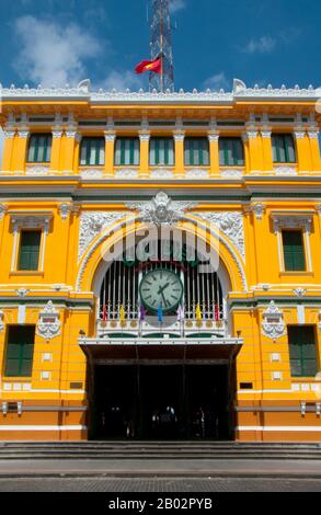 Saigons General Post Office, neben der Kathedrale Notre Dame, wurde in den Jahren zwischen den Jahren zwischen dem Jahr 1886 und dem Jahr 1891 erbaut. Das von Gustave Eiffel (Berühmtheit des Eiffelturms) entworfene gewölbte Innere erinnert an einen europäischen Bahnhof aus dem 19. Jahrhundert. Der ehemalige Kaiser Bảo Đại machte Saigon 1949 mit sich selbst zur Hauptstadt des Staates Vietnam. Nachdem die Việt Minh 1954 die Kontrolle über Nordvietnamesen erlangt hatte, wurde es üblich, die Regierung Saigon als "Südvietnamesen" zu bezeichnen. Die Regierung wurde in Republik Vietnam umbenannt, als Bảo Đại von seiner Premierministerin Ngo Dinh Diem in betrügerischer Absicht abgesetzt wurde Stockfoto