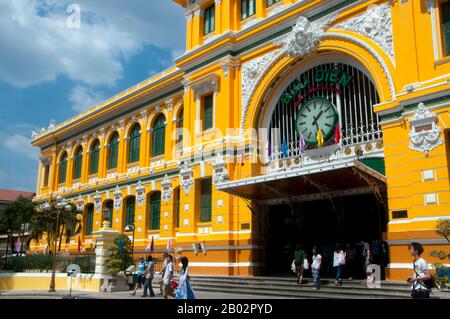 Saigons General Post Office, neben der Kathedrale Notre Dame, wurde in den Jahren zwischen den Jahren zwischen dem Jahr 1886 und dem Jahr 1891 erbaut. Das von Gustave Eiffel (Berühmtheit des Eiffelturms) entworfene gewölbte Innere erinnert an einen europäischen Bahnhof aus dem 19. Jahrhundert. Der ehemalige Kaiser Bảo Đại machte Saigon 1949 mit sich selbst zur Hauptstadt des Staates Vietnam. Nachdem die Việt Minh 1954 die Kontrolle über Nordvietnamesen erlangt hatte, wurde es üblich, die Regierung Saigon als "Südvietnamesen" zu bezeichnen. Die Regierung wurde in Republik Vietnam umbenannt, als Bảo Đại von seiner Premierministerin Ngo Dinh Diem in betrügerischer Absicht abgesetzt wurde Stockfoto