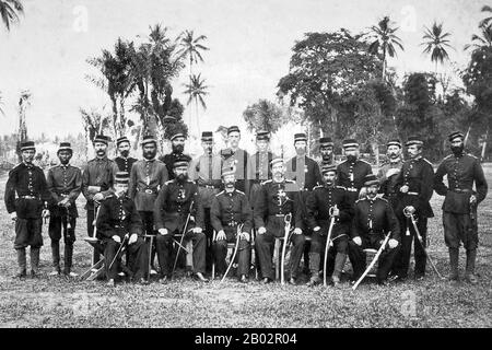 Der Aceh-Krieg, auch als holländischer Krieg oder Infidelkrieg (zwischen den Jahren zwischen den Jahren zwischen den Jahren zwischen den Jahren zwischen dem Sultanat Aceh und den Niederlanden bekannt, wurde Anfang des Jahres 1873 durch Gespräche zwischen Vertretern von Aceh und Großbritannien in Singapur ausgelöst. Der Krieg war Teil einer Reihe von Konflikten im späten 19. Jahrhundert, die die niederländische Herrschaft über das moderne Indonesien festigten. Stockfoto