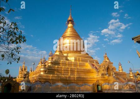 Kuthodaw Pagode, wörtlich übersetzt Königliche Verdienstpagode, und formal Mahalawka Marazein genannt, ist ein buddhistischer Tempel und Stupa in Mandalay, Zentral-Birma. Es liegt am Fuße des Mandalay Hill und wurde während der Herrschaft von König Mindon (15-78) erbaut. Der über seinen Terrassen vergoldete Stupa selbst ist 57 m hoch und ist der Shwezigon-Pagode in Nyaung-U bei Bagan nachempfunden. Auf dem Gelände der Pagode befinden sich 729 "kyauksa gu"- oder Steininschrifthöhlen, die jeweils eine beidseitig beschriftete Marmorplatte mit einer Textseite aus dem Tipitaka, dem gesamten Pali-Canon Des Ther, enthalten Stockfoto