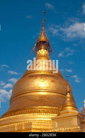 Kuthodaw Pagode, wörtlich übersetzt Königliche Verdienstpagode, und formal Mahalawka Marazein genannt, ist ein buddhistischer Tempel und Stupa in Mandalay, Zentral-Birma. Es liegt am Fuße des Mandalay Hill und wurde während der Herrschaft von König Mindon (15-78) erbaut. Der über seinen Terrassen vergoldete Stupa selbst ist 57 m hoch und ist der Shwezigon-Pagode in Nyaung-U bei Bagan nachempfunden. Auf dem Gelände der Pagode befinden sich 729 "kyauksa gu"- oder Steininschrifthöhlen, die jeweils eine beidseitig beschriftete Marmorplatte mit einer Textseite aus dem Tipitaka, dem gesamten Pali-Canon Des Ther, enthalten Stockfoto