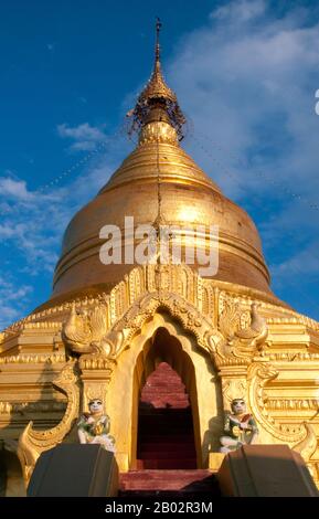 Kuthodaw Pagode, wörtlich übersetzt Königliche Verdienstpagode, und formal Mahalawka Marazein genannt, ist ein buddhistischer Tempel und Stupa in Mandalay, Zentral-Birma. Es liegt am Fuße des Mandalay Hill und wurde während der Herrschaft von König Mindon (15-78) erbaut. Der über seinen Terrassen vergoldete Stupa selbst ist 57 m hoch und ist der Shwezigon-Pagode in Nyaung-U bei Bagan nachempfunden. Auf dem Gelände der Pagode befinden sich 729 "kyauksa gu"- oder Steininschrifthöhlen, die jeweils eine beidseitig beschriftete Marmorplatte mit einer Textseite aus dem Tipitaka, dem gesamten Pali-Canon Des Ther, enthalten Stockfoto