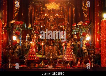 Das offizielle Zentrum des Buddhismus in Hanoi, Chua Quan Su oder Botschafterpagode ist für eine Botschaftergaststätte benannt, die einst im 15. Jahrhundert hier stand. Die heutige Pagode stammt aus dem Jahr 1942 und beherbergt Bilder von vergangenen, gegenwärtigen und zukünftigen Buddhas. Stockfoto