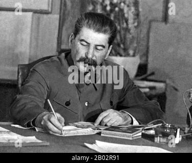 Joseph Vissarionowitsch Stalin (18. Dezember 1878 - 5. März 1953) war von 1922 bis zu seinem Tod 1953 erster Generalsekretär der Kommunistischen Partei des Zentralkomitees der Sowjetunion. Während formal das Amt des Generalsekretärs wahllos war und zunächst nicht als Spitzenposition im sowjetischen Staat galt, gelang es Stalin nach Wladimir Lenins Tod im Jahr 1924, immer mehr Macht in seinen Händen zu festigen und nach und nach alle Oppositionsgruppen innerhalb der Partei niederzuschieben. Stalins Idee des Sozialismus in einem Land wurde zur Grundlinie der sowjetischen Politik. Er dominierte Sowjet Stockfoto