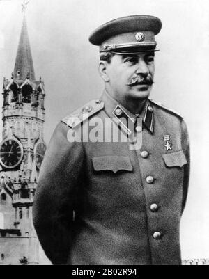 Joseph Vissarionowitsch Stalin (18. Dezember 1878 - 5. März 1953) war von 1922 bis zu seinem Tod 1953 erster Generalsekretär der Kommunistischen Partei des Zentralkomitees der Sowjetunion. Während formal das Amt des Generalsekretärs wahllos war und zunächst nicht als Spitzenposition im sowjetischen Staat galt, gelang es Stalin nach Wladimir Lenins Tod im Jahr 1924, immer mehr Macht in seinen Händen zu festigen und nach und nach alle Oppositionsgruppen innerhalb der Partei niederzuschieben. Stalins Idee des Sozialismus in einem Land wurde zur Grundlinie der sowjetischen Politik. Er dominierte Sowjet Stockfoto