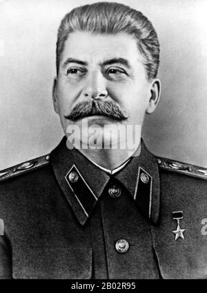 Joseph Vissarionowitsch Stalin (18. Dezember 1878 - 5. März 1953) war von 1922 bis zu seinem Tod 1953 erster Generalsekretär der Kommunistischen Partei des Zentralkomitees der Sowjetunion. Während formal das Amt des Generalsekretärs wahllos war und zunächst nicht als Spitzenposition im sowjetischen Staat galt, gelang es Stalin nach Wladimir Lenins Tod im Jahr 1924, immer mehr Macht in seinen Händen zu festigen und nach und nach alle Oppositionsgruppen innerhalb der Partei niederzuschieben. Stalins Idee des Sozialismus in einem Land wurde zur Grundlinie der sowjetischen Politik. Er dominierte Sowjet Stockfoto
