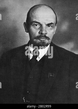 Wladimir Iljich Lenin, geboren als Wladimir Iljich Uljanow (22. April 1870 - 21. Januar 1924) war ein russischer kommunistischer Revolutionär, Politiker und politischer Theoretiker. Lenin war ab 1917 Führer der Russischen Föderativen Sozialistischen Sowjetrepublik und dann von 1922 bis zu seinem Tod gleichzeitig Premier der Sowjetunion. Unter seiner Verwaltung zerfiel das Russische Reich und wurde durch die Sowjetunion ersetzt, einen verfassungsmäßig sozialistischen Einparteienstaat; alles Vermögen einschließlich Land, Industrie und Wirtschaft wurde verstaatlicht. Im Marxismus begründet, seine theoretischen Beiträge zu Ma Stockfoto