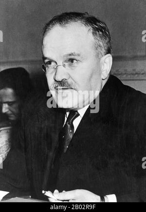 Vyacheslav Michailowitsch Molotow (9. März 1890 - 8. November 1986) war ein Sowjetrepolitiker und Diplomat, ein Alter Bolschewik und eine führende Persönlichkeit in der sowjetischen Regierung aus den 1920er Jahren, als er als Protegé von Joseph Stalin an die Macht kam. Molotow war von 1930 bis 1941 Vorsitzender des Rates der Volkskommissare (Premier) sowie von 1939 bis 1949 und von 1953 bis 1956 Außenminister. Als Erster stellvertretender Premier war er von 1942 bis 1957 tätig, als er von Nikita Chruschtschow aus dem Präsidium des Zentralkomitees entlassen wurde. Nach mehreren Jahren Obskurität ging er 1961 in den Ruhestand Stockfoto