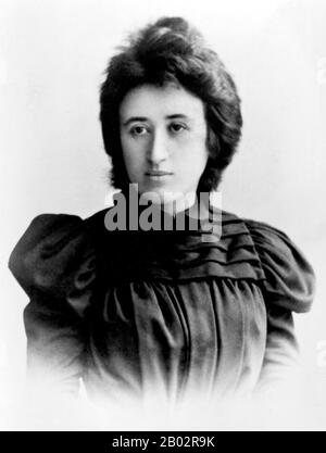 Rosa Luxemburg (auch Rozalia Luxemburg; poln.: Róża Luksemburg; 5. März 1871 - 15. Januar 1919) war eine marxistische Theoretikerin, Philosophin, Ökonomin und Revolutionssozialistin polnischjüdischer Abstammung, die sich als eingebürgerte deutsche Staatsbürgerin einbürgerte. Sie war nacheinander Mitglied der Sozialdemokratie des Königreichs Polen und Litauen (SDKPiL), der Sozialdemokratischen Partei Deutschlands (SPD), der Unabhängigen Sozialdemokratischen Partei (USPD) und der Kommunistischen Partei Deutschlands (ZK). Nachdem die SPD die deutsche Beteiligung am ersten Weltkrieg unterstützt hatte, hatten sie und Karl Liebknecht im Jahr 1915 die Antikriegs-Spar mitbegründet Stockfoto