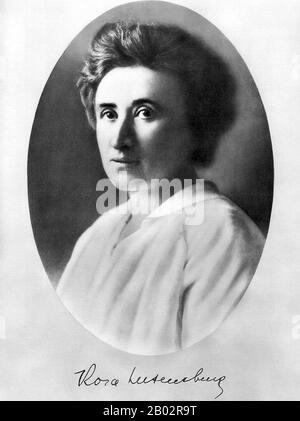 Rosa Luxemburg (auch Rozalia Luxemburg; poln.: Róża Luksemburg; 5. März 1871 - 15. Januar 1919) war eine marxistische Theoretikerin, Philosophin, Ökonomin und Revolutionssozialistin polnischjüdischer Abstammung, die sich als eingebürgerte deutsche Staatsbürgerin einbürgerte. Sie war nacheinander Mitglied der Sozialdemokratie des Königreichs Polen und Litauen (SDKPiL), der Sozialdemokratischen Partei Deutschlands (SPD), der Unabhängigen Sozialdemokratischen Partei (USPD) und der Kommunistischen Partei Deutschlands (ZK). Nachdem die SPD die deutsche Beteiligung am ersten Weltkrieg unterstützt hatte, hatten sie und Karl Liebknecht im Jahr 1915 die Antikriegs-Spar mitbegründet Stockfoto