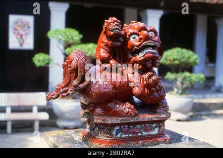 Das Qilin, kirin oder Kylin ist ein in verschiedenen ostasiatischen Kulturen bekanntes, mystisches Schimerwesen, das mit der bevorstehenden Ankunft oder dem Vorbeigehen eines Salbei oder illustren Herrschers auftauchen soll. Es wird oft mit dem dargestellt, was über seinen ganzen Körper wie Feuer aussieht. Es wird manchmal als "chinesisches Einhorn" im Vergleich zum westlichen Einhorn bezeichnet. Der Literaturtempel oder Van mieu ist einer der bedeutendsten Kulturschätze Vietnams. Der 1070 von König Ly Thanh Tong aus der Frühen Ly-Dynastie gegründete Tempel war ursprünglich sowohl dem Konfuzius als auch dem Chu Cong, einem Mitglied des chinesischen Königshauses, gewidmet Stockfoto